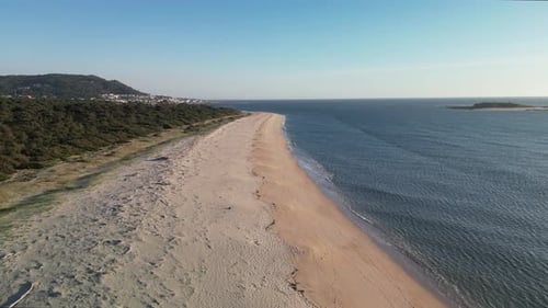 Vista aérea de la tranquila playa de Camarido, Caminha, Viana do Castelo, Portugal.