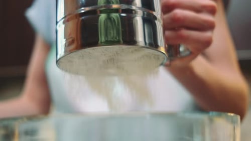 Tamizar la harina de trigo con un colador