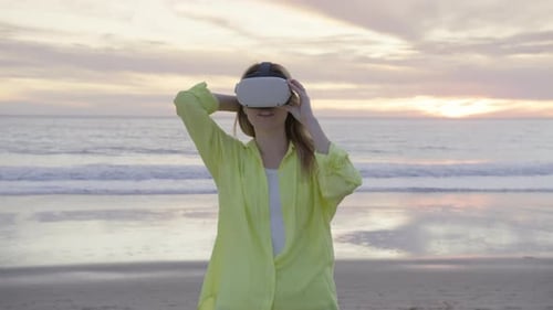 Jovem mulher experimentando mundos virtuais à beira-mar