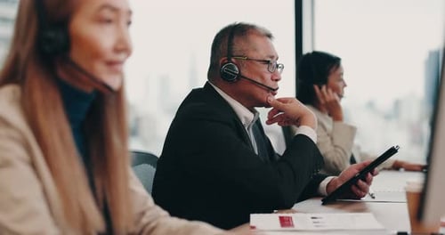 Callcenter, Headset und männliche Person auf dem Tablet im Kundenservice, technischen Support oder in der Beratung