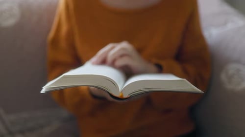 Nahaufnahme von Händen beim Lesen einer Bibel, die Glauben und Spiritualität widerspiegelt