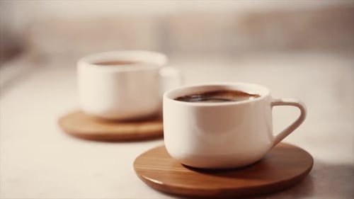 Kochender türkischer Kaffee, Nahaufnahme, moderner Look. Prozess der Kaffeezubereitung zu Hause. Frau macht Kaffee