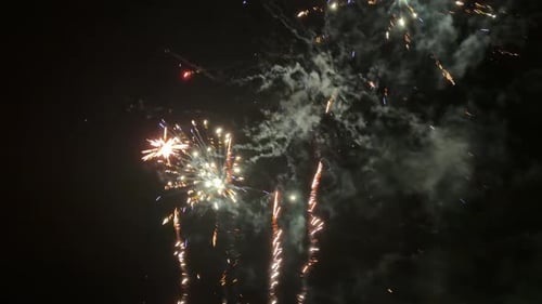 Buntes Feuerwerk explodiert am Nachthimmel