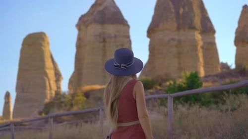 Eine junge Touristin besucht das Love Valley in Kappadokien, Türkei, wo die Kunst der Natur geformt hat