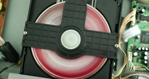 Image dynamique d'un disque en rotation dans un environnement technologique, vue rapprochée, contenu ciblé