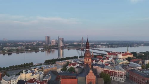 Luftaufnahme des Rigaer Domes, der Daugava-Brücke und des historischen Stadtzentrums zu Beginn der