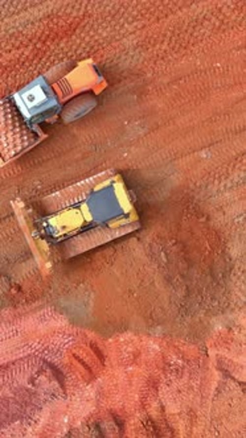 Le site de construction fait l'objet d'opérations de machinerie lourde en vue de l'installation de