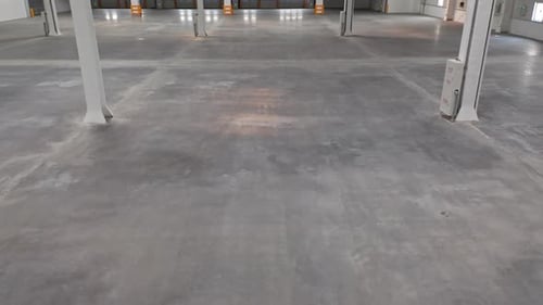 Vue aérienne révélant l'intérieur d'un centre de distribution d'entrepôts récemment construit