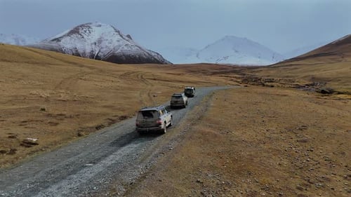 Offroad-Wohnwagen auf dem Hochgebirgspass Kirgistan, Drohnenblick