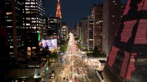 Paisagem urbana noturna da Avenida Paulista, no centro de São Paulo, Brasil.