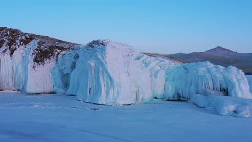 Hielo y carámbanos en las rocas