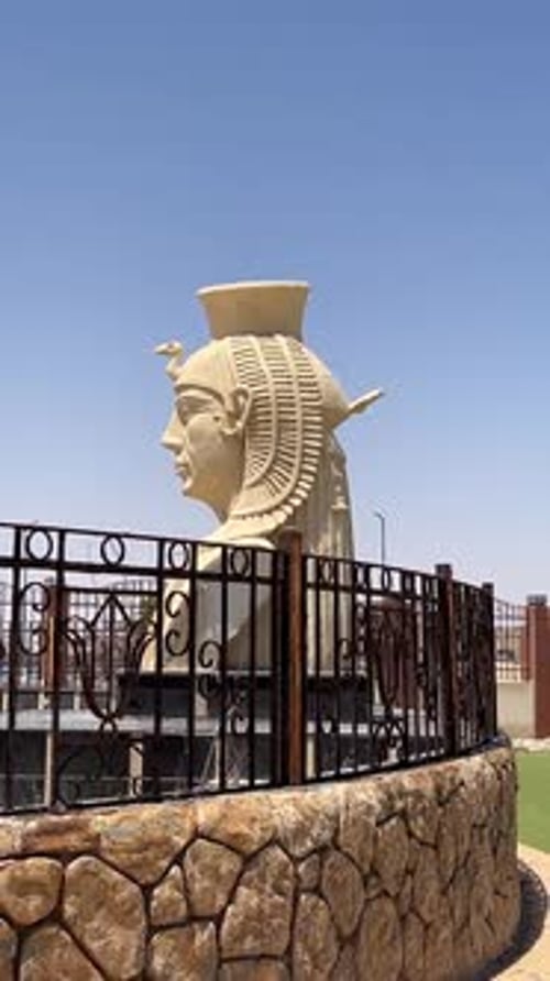 Une vue de la statue pharaonique, gros plan, prise de vue à faible angle