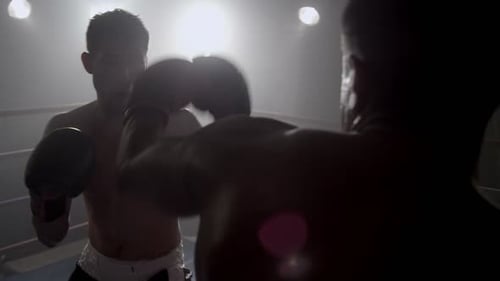 Boxer schlägt im Boxring, POV, Zeitlupe