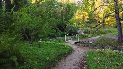 Königlicher Gartenpark des Schlosses. Friedliche Szene mit kleiner Fußgängerbrücke
.