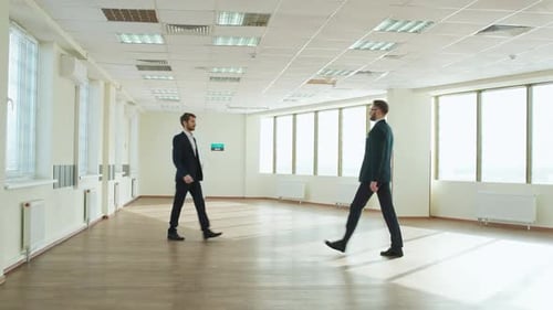 Geschäftstreffen Top-Manager gehen zur Arbeit treffen Handschlag zwischen Geschäftsleuten das Innere eines