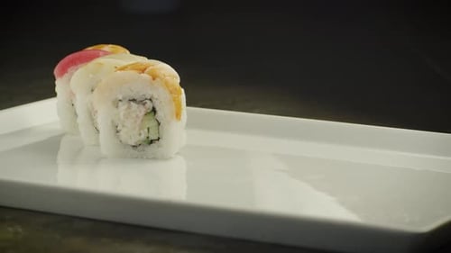 Sushi im japanischen Restaurant servieren