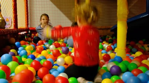 Les enfants jouent dans la salle de jeux