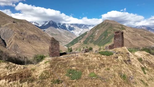 Luftaufnahme des Königin-Tamari-Schlosses in Ushguli. UNESCO-Welterbe in Ober-Svaneti, Georgien