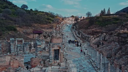 Vues aériennes de l'ancienne rue de marbre et des visiteurs à Éphèse