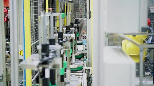 Le bras de robot jaune de haute précision colle des autocollants sur les produits finis - Amortisseurs de voiture en production