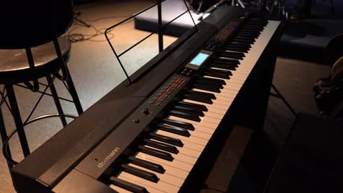 Professioneller Midi-Keyboard-Synthesizer im Plattenstudio.