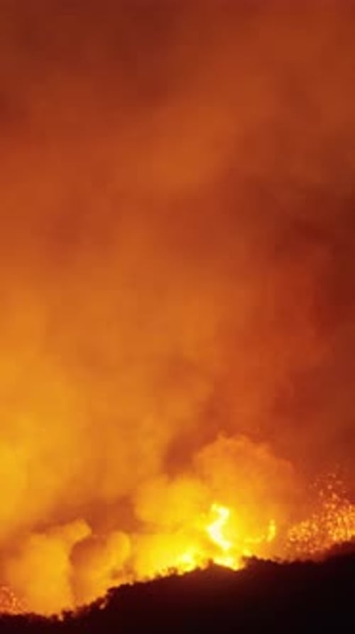 Il y a un incendie à Malibu et des hélicoptères luttent activement contre l'incendie en cours