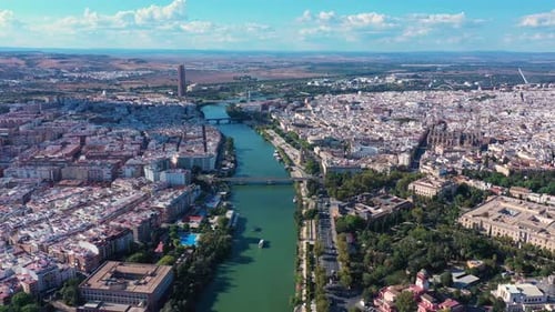 Foto aérea de uma antiga cidade histórica europeia em Sevilha, Espanha, no verão em um dia ensolarado