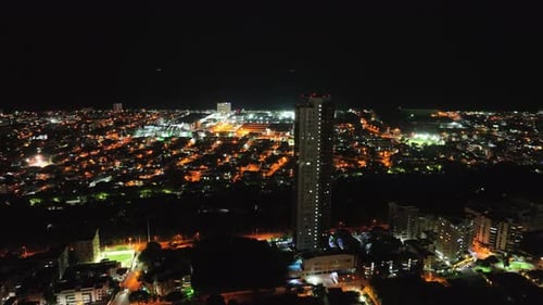 Torre Caney iluminada à noite com paisagem urbana ao fundo, Santo Domingo, na República Dominicana.