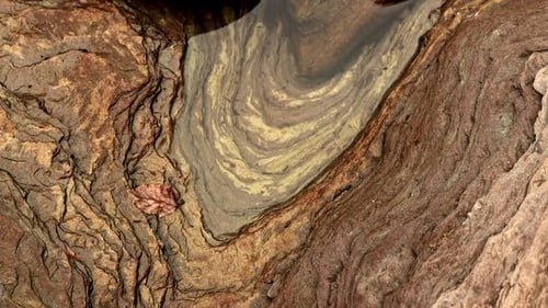 Handaufnahme von Erosionsschichten auf einem Felsen mit kleinem Wasserbecken