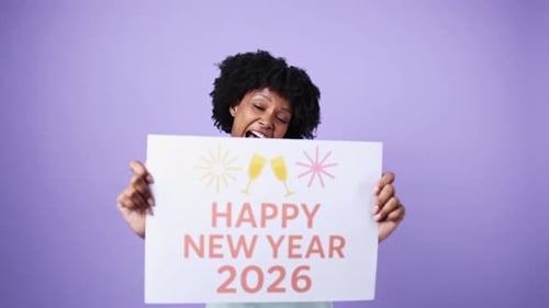 Mulher mostrando sinal de feliz ano novo de 2026 em câmera lenta