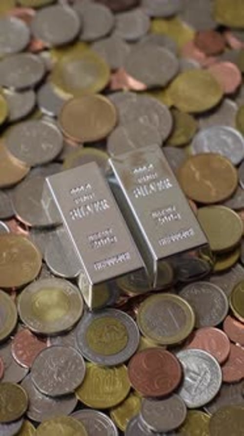 Ein silberner Barren, weißes Metall vor dem Hintergrund von Geld, als Konzept für den Verkauf. Ein Silberbarren