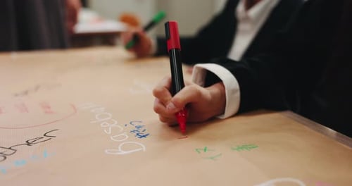 Japonais, mains et enfants écrivant pour l'éducation avec développement du langage