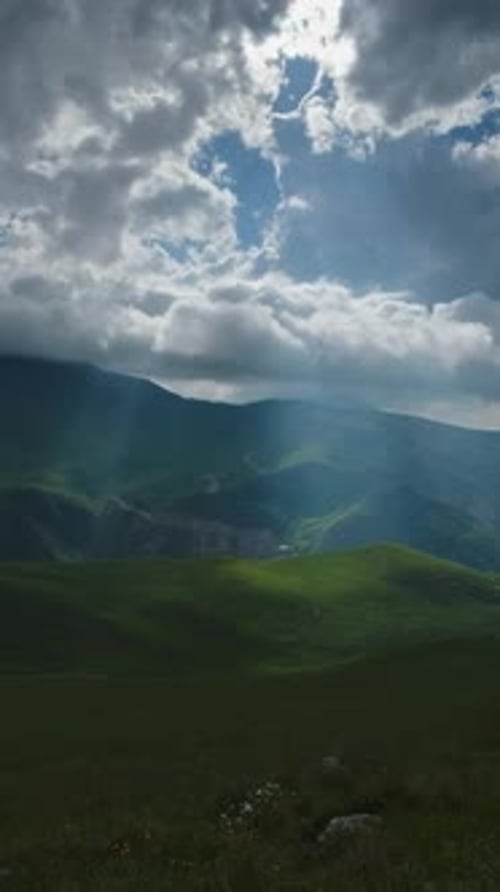 Paisaje de montaña con rayos de sol