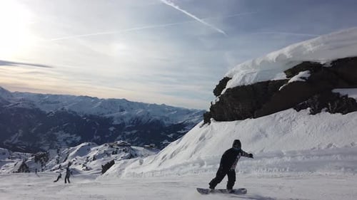 Snowboarder. Mann snowboardet in den Alpen