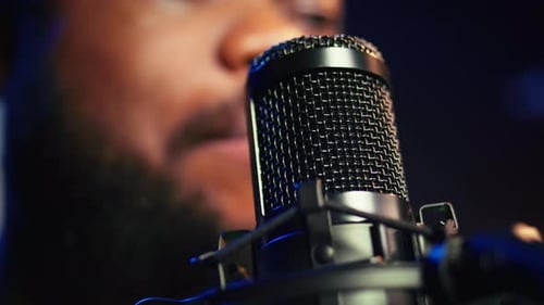 Künstler nimmt seine Stimme im Heimstudio am Mikrofon auf und singt ein Lied