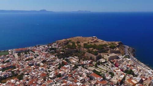 Luftaufnahme von Rethymno, Kreta, mit Schloss Fortezza und Hafen