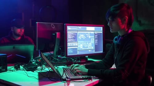 Hacker brechen Server mit mehreren Computern und infizierten Viren Ransomware Cyberkriminalität