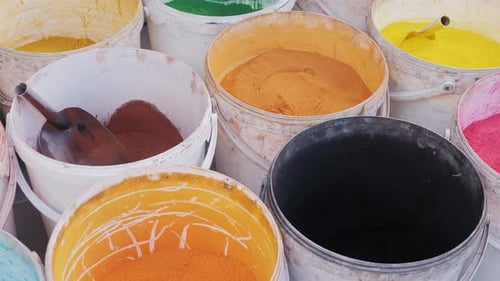 Laden in verschiedenen Farben mit farbigem Pulver zum Verkauf auf einem offenen Shop für beliebte Hindu-Antike