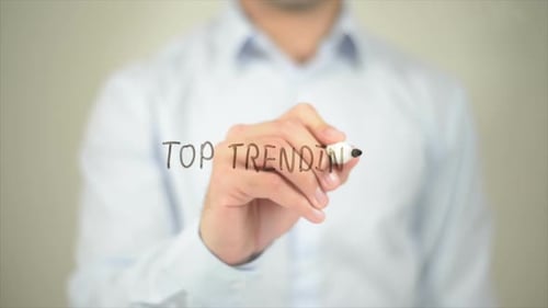 Top-Trend, Mann schreibt auf transparentem Bildschirm