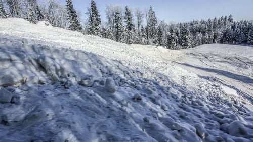 Maschinen präparieren die Skipiste im Winterwunderland, Fusion im Zeitraffer an einem sonnigen Tag