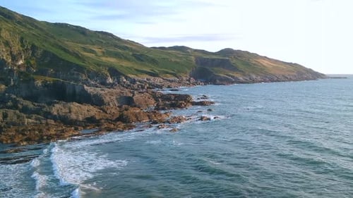 Drohnenaufnahme am malerischen Felsstrand im Süden Englands