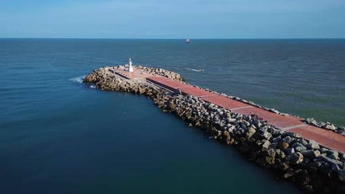 Hermosa vista aérea de los rompeolas del puerto de Tampico en Playa Miramar, una zona turística