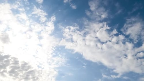 Langsame Transformation von Spindriftwolken in der Atmosphäre. Weiße Wolken bedecken den Himmel