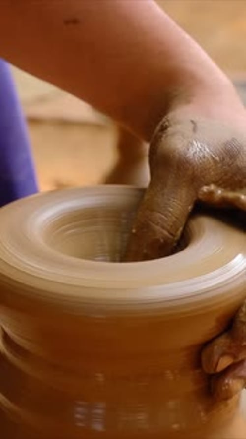 Potier qualifié façonnant à la main de l'argile sur un tour de potier, pot en argile à sculpter, Udaipur, Rajasthan, Inde