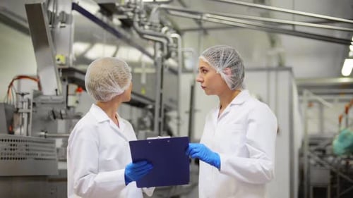 Konzept für Produktion, Industrie und Mitarbeiter — Technologinnen mit Vorstand bei Ice