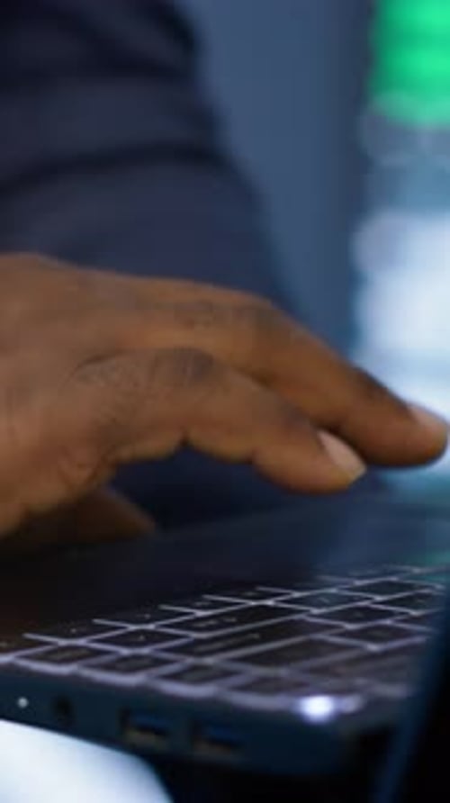 Vertikales Video, extreme Nahaufnahme eines Mannes, der im Rechenzentrum am Notebook arbeitet