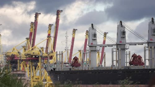 Frachtschiff im Hafen auf Hintergrundkran, Logistik und Frachttransport, Import und Export