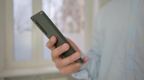 Mann benutzt Smartphone mit einer Hand