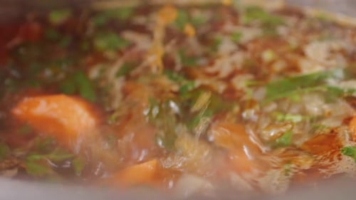 Soupe hongroise au goulasch cuisant en gros plan dans une casserole Le chef prépare une soupe polonaise traditionnelle ou tchèque dans