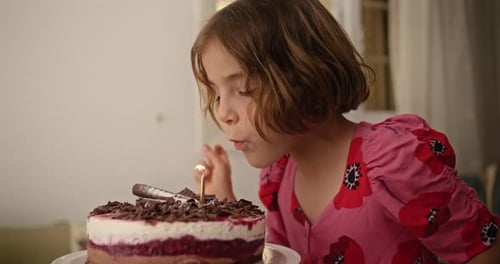 Enfant laissant accidentellement la bougie allumée sur le gâteau
